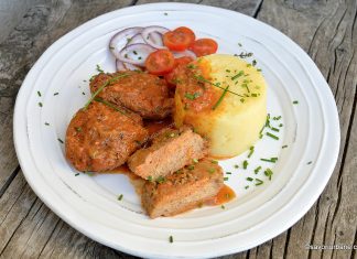 Șnițele de soia de post cu sos de ceapă și mămăliguță Șnițele de soia de post cu sos de ceapă și mămăliguță reteta savori urbane