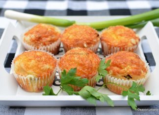 Brioșe aperitiv cu brânză sărată și ceapă verde – muffins quattro formaggi Brioșe aperitiv cu brânză sărată și ceapă verde - muffins quattro formaggi reteta savori urbane