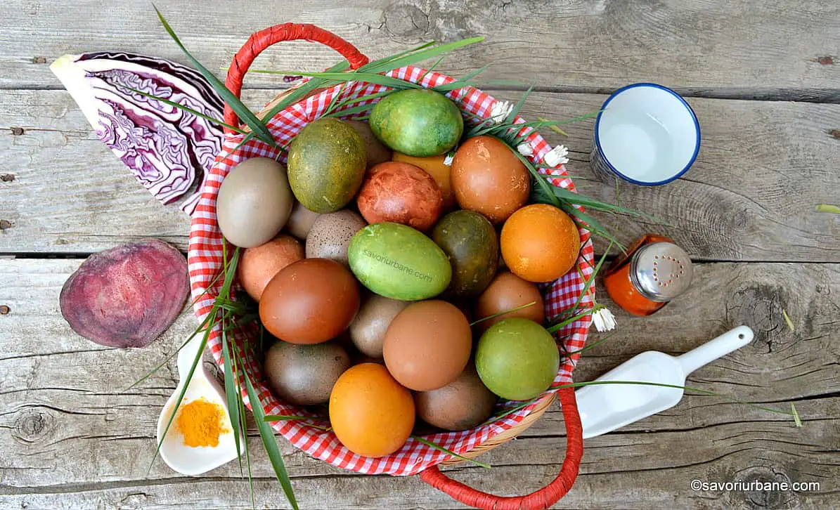 Cum vopsim ouăle natural cu varză roșie, sfeclă roșie sau turmeric savori urbane