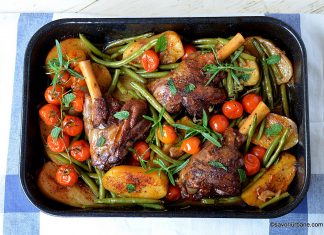 Miel la cuptor cu usturoi, ierburi aromatice și garnitură de cartofi aurii Miel la cuptor cu usturoi, ierburi aromatice și garnitură de cartofi aurii reteta savori urbane