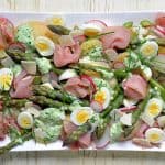 Salată de cartofi noi cu sparanghel, șuncă, ouă și dressing cremos cu verdețuri