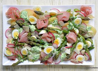 Salată de cartofi noi cu sparanghel, șuncă, ouă și dressing cremos cu verdețuri Salată de cartofi noi cu sparanghel, șuncă, ouă și dressing cremos cu verdețuri reteta savori urbane (2)