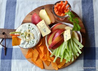 Sos de brânză albastră – rețeta de blue cheese dip (la rece) Sos de brânză albastră cu mucegai - rețeta de blue cheese dip (la rece) savori urbane