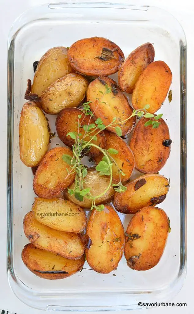 cei mai buni cartofi la cuptor cu rozmarin salvie cimbru usturoi