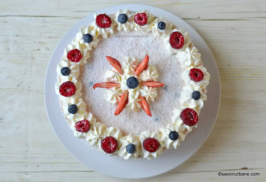 cum se decoreaza un tort cu frisca mascarpone si fructe de padure (3)