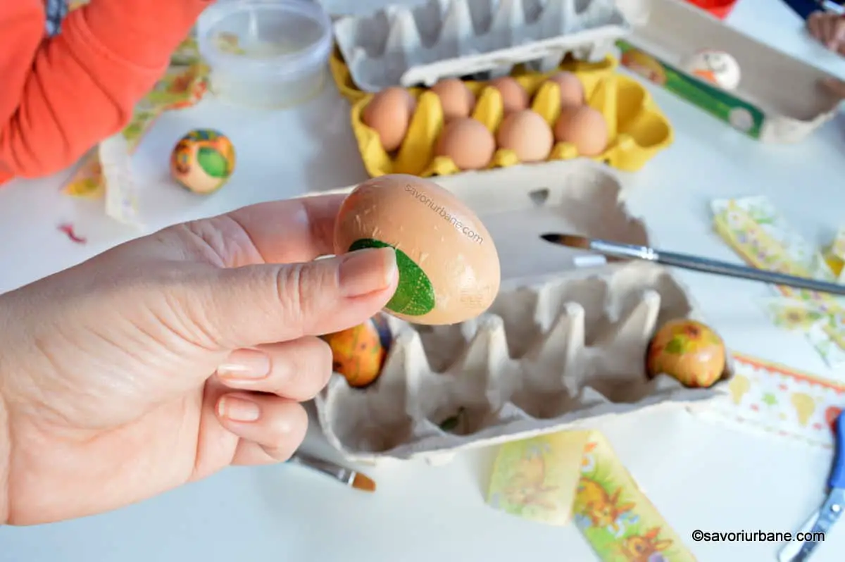 cum se lipesc servetele colorate pe oua cu albus crud (2)