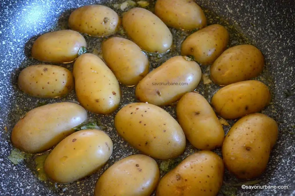 preparare cartofi aurii la tigaie cu usturoi si ierburi aromatice (1)