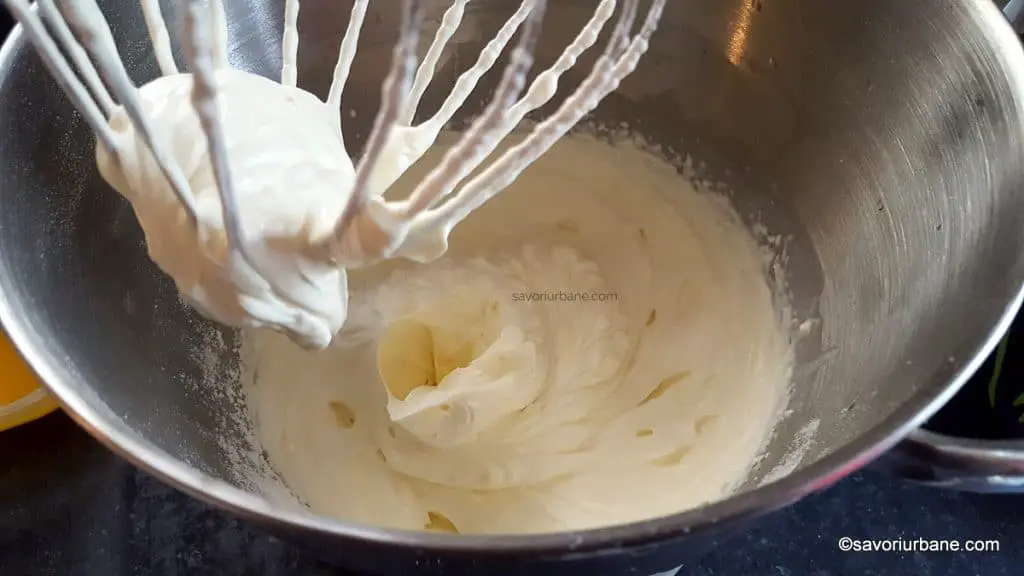preparare crema de mascarpone cu frisca pentru tiramisu cu capsuni (2)