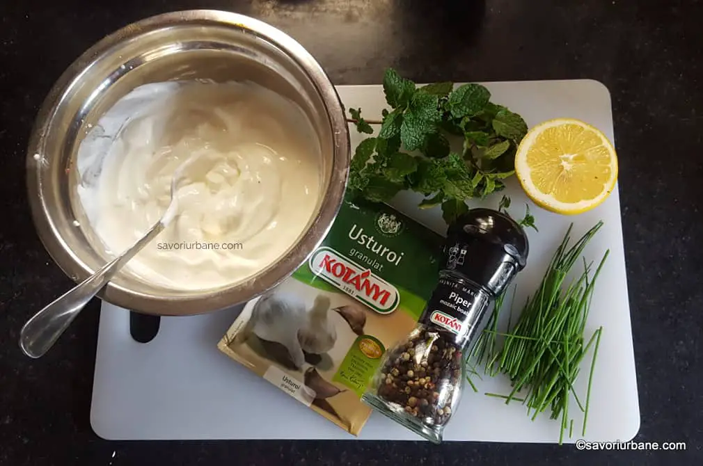 preparare sos de iaurt cu menta lamaie usturoi pentru friptura de miel (1)