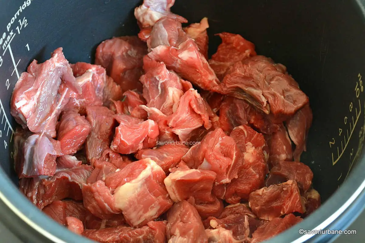 preparare tocana sau mancare de vitel cu ceapa si usturoi (2)