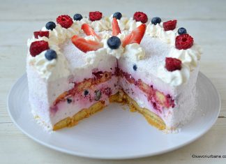 Tort cu mascarpone, lapte condensat și fructe: căpșuni, zmeură, afine – fără coacere sectiune tort fara coacere cu mascarpone piscoturi si fructe