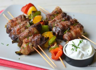 Ficăței de pui înveliți în bacon și prăjiți la grătar sau la tigaie grill Ficăței de pui înveliți în bacon la grătar sau la tigaie grill savori urbane