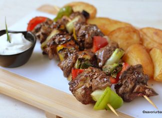 Ficăței la grătar – rețeta de frigărui cu ficat de pui cu ceapă și usturoi Ficăței la grătar - rețeta de frigărui cu ficat de pui cu ceapă și usturoi savori urbane