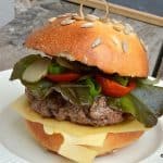 Hamburger de casă cu carne de vită și cașcaval – rețeta clasică și simplă