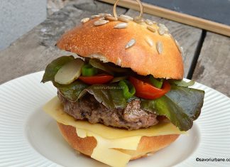 Hamburger de casă cu carne de vită și cașcaval – rețeta clasică și simplă Hamburger de casă cu carne de vită și cașcaval - rețeta clasică și simplă savori urbane