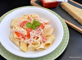 Paste cu smântână, șuncă presată și roșii – rețeta simplă și rapidă Paste cu smântână, șuncă presată și roșii - rețeta simplă și rapidă savori urbane