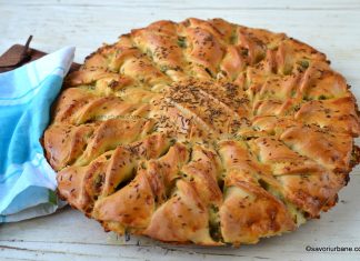 Plăcintă floare cu brânză sărată, usturoi și cozi de ceapă verde Plăcintă floare cu brânză sărată, usturoi și cozi de ceapă verde reteta savori urbane