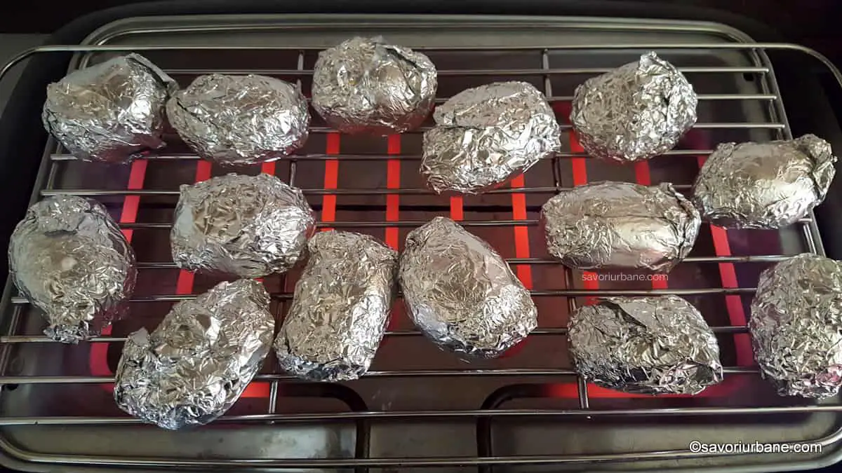 Privileged cast adopt Cartofi copți în folie - la cuptor sau la grătar (în jar) | Savori Urbane