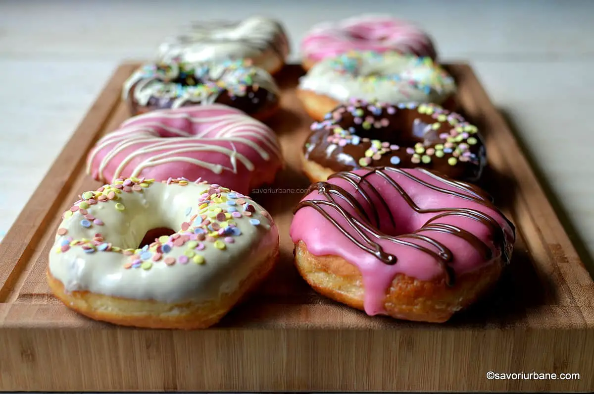 cum se fac donuts de casa sau doughnuts americane glasate si decorate cu bombonele