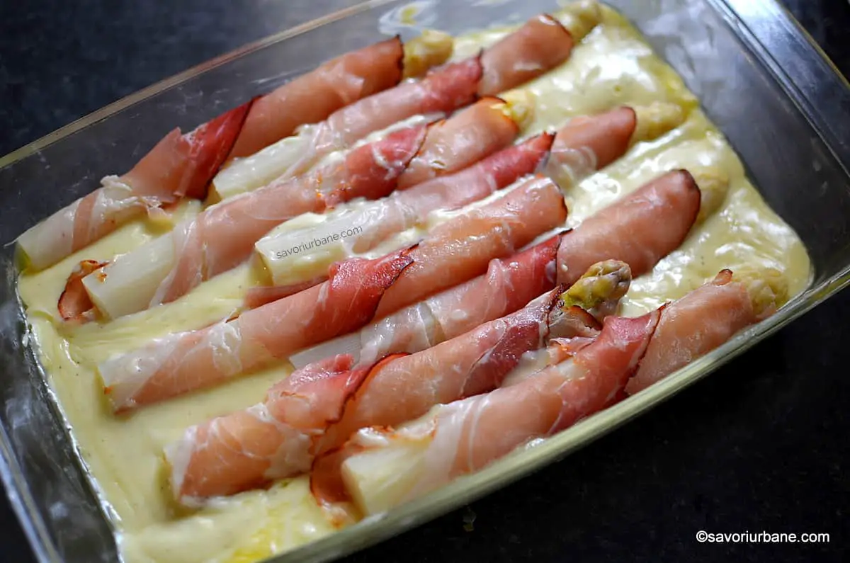 preparare gratin de sparanghel invelit in sunca jambon si sos cremos de branza (2)