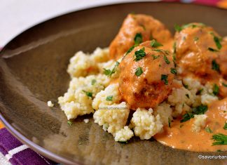 Chiftele fragede cu iaurt (la cuptor) și sos cremos de ceapă cu smântână reteta chiftele cu sos de smantana la cuptor