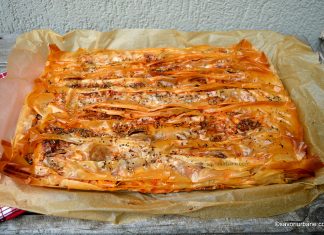 Plăcintă cu legume mexicane, cașcaval, cârnați și sos de ardei copți cu usturoi reteta placinta cu legume mexicane carnati afumatura cascaval