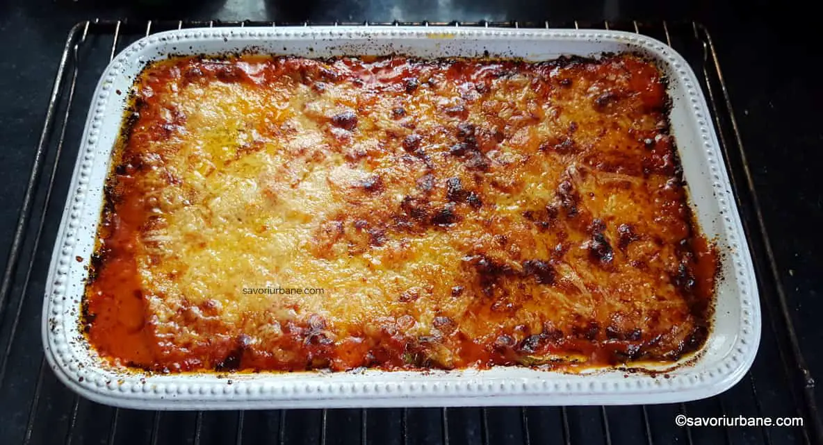 Dovlecei gratinați cu brânză și sos de roșii la cuptor - rețeta de parmigiana di zucchine savori urbane