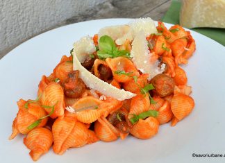 Paste cu ciuperci și sos cremos de roșii cu parmezan Paste cu ciuperci și sos de roșii cu mult parmezan