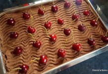 Tiramisu cu vișine, ciocolată și mascarpone – un desert rapid fără coacere Tiramisu cu vișine, ciocolată și mascarpone - un desert rapid fără coacere savori urbane