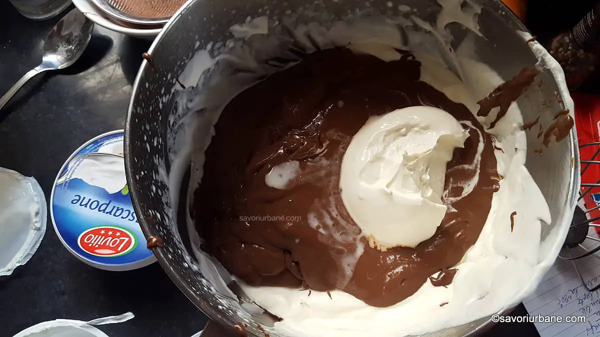 cum se face crema de ciocolata cu mascarpone pentru tiramisu cu visine (1)