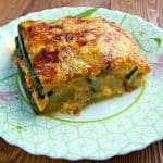 Dovlecei gratinați cu brânză și sos de roșii la cuptor – rețeta de parmigiana di zucchine