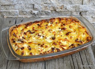 Paste cu brânză dulce și smântână sau lapte la cuptor – budincă de tăieței Budincă de tăiței cu brânză dulce și smântână la cuptor reteta savori urbane
