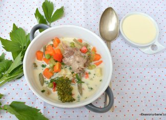 Ciorbă de curcan a la grec dreasă cu smântână și lămâie Ciorbă de curcan a la grec dreasă cu smântână și lămâie reteta savori urbane