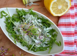 Dressing de iaurt cu usturoi și lămâie – rețeta de sos pentru salată verde, rucola sau valerianella Dressing de iaurt cu usturoi și lămâie - rețeta de sos pentru salată verde, rucola sau valerianella savori urbane