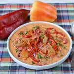 Ardei copți cu smântână și usturoi – rețeta de mâncare cu sos cremos