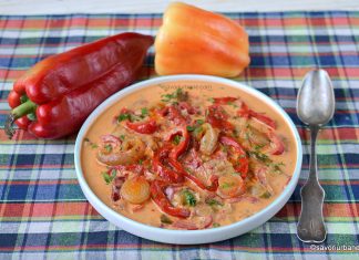 Ardei copți cu smântână și usturoi – rețeta de mâncare cu sos cremos + VIDEO Mâncare de ardei copți cu smântână și usturoi retetea savori urbane