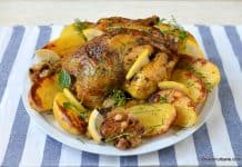 Pui la cuptor cu usturoi, cimbru, rozmarin și lămâie – friptură rumenă cu ierburi aromatice Pui la cuptor cu usturoi, cimbru, rozmarin și lămâie - friptură cu ierburi aromatice savori urbane