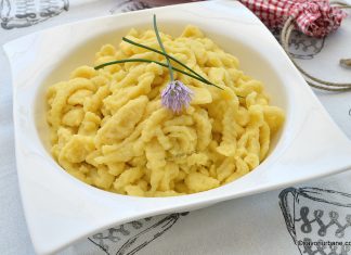 Rețeta de Spätzle – găluște nemțești de făină rupte cu lingura sau date prin presă Rețeta de Spätzle - găluște nemțești de făină rupte cu lingura sau date prin presă savori urbane