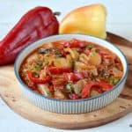 Mâncare de ardei copți cu usturoi și roșii – rețeta de post (vegană)