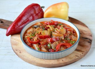 Mâncare de ardei copți cu usturoi și roșii – rețeta de post (vegană) Mâncare de ardei copți cu usturoi și roșii - rețeta de post vegana savori urbane