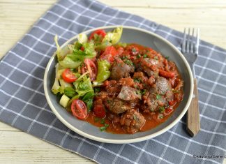 Ficat de pui cu sos de roșii, usturoi și legume – mâncare sau tocăniță de ficăței Ficat de pui cu sos de roșii, usturoi și legume - mâncare sau tocăniță de ficăței savori urbane