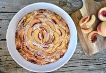 Prăjitură pufoasă cu mascarpone și piersici sau alte fructe – chec Veve Prăjitură pufoasă cu mascarpone și piersici sau alte fructe - chec Veve reteta savori urbane