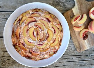 Prăjitură pufoasă cu mascarpone și piersici sau alte fructe – chec Veve Prăjitură pufoasă cu mascarpone și piersici sau alte fructe - chec Veve reteta savori urbane