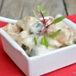 Piept de pui cu ciuperci și sos alb cu usturoi – rețeta rapidă la tigaie