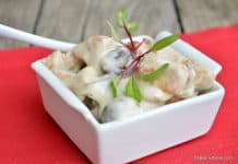 Piept de pui cu ciuperci și sos alb cu usturoi – rețeta rapidă la tigaie reteta pui cu ciuperci si sos alb la tigaie