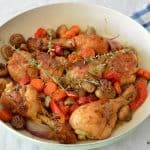 Pulpe de pui cu legume și usturoi la tigaie – rețeta simplă și rapidă