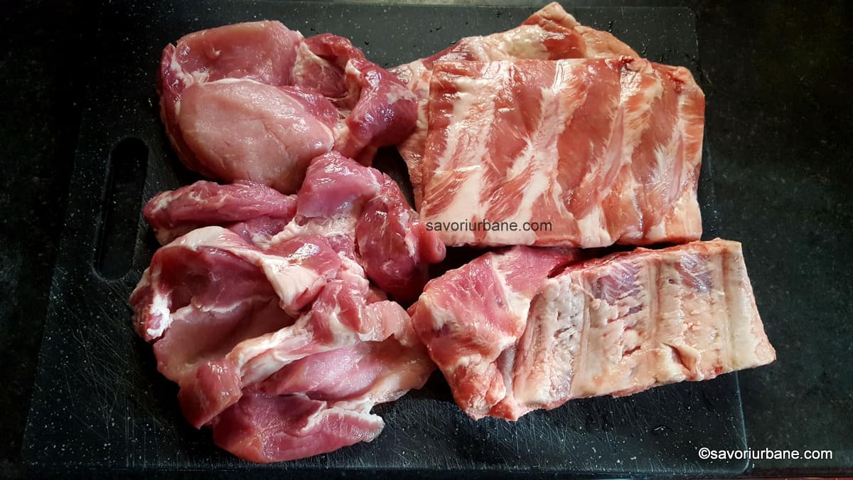 ceafa si coaste de porc pregatite pentru friptura