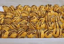 Mini choux a la creme (profiterol) sau mini eclere cu vanilie și caramel sau ciocolată eclere mici sau choux mici cu glazura de ciocolata