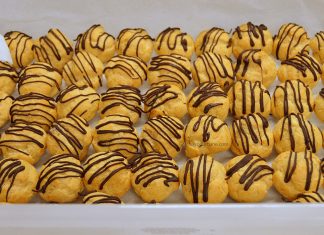 Mini choux a la creme (profiterol) sau mini eclere cu vanilie și caramel sau ciocolată eclere mici sau choux mici cu glazura de ciocolata