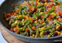 Legume mexicane la tigaie cu unt și usturoi sau de post – rețeta simplă și rapidă legume mexicane la tigaie cu usturoi ceapa unt reteta savori urbane